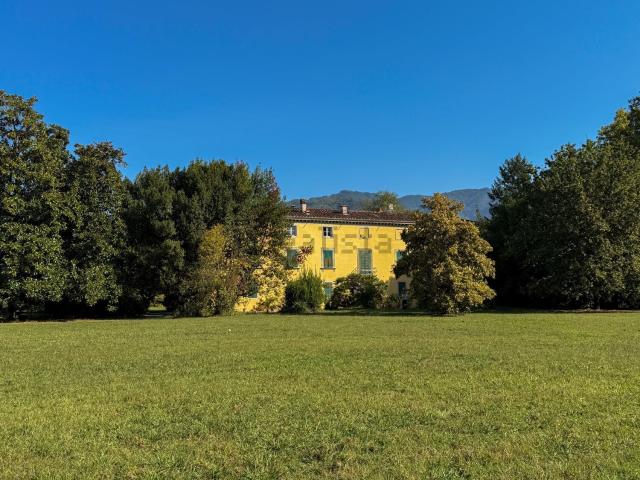 Case e ville in vendita di 1700 m² in Via del Sandoro, 145