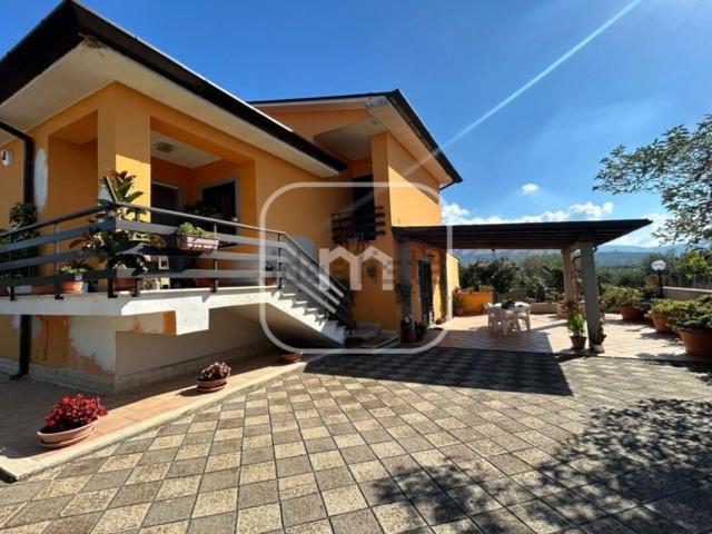 Case e ville in vendita di 170 m² in Via Colle dell&apos Ara, 43