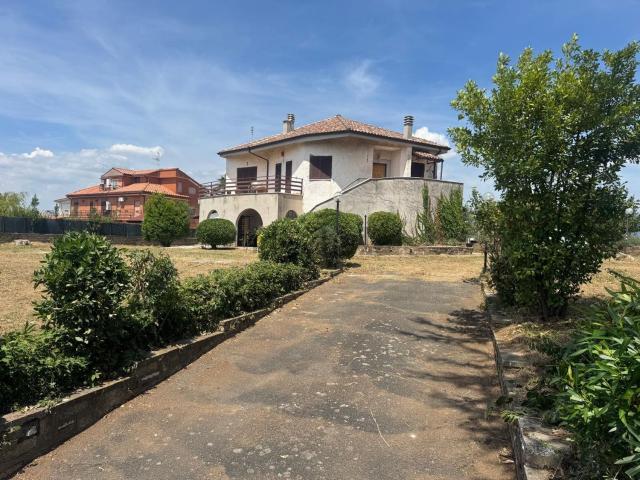 Case e ville in vendita di 170 m² in Via Colle Farina