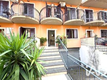 Case e ville in vendita di 170 m² in Via Consolare Valeria, 118