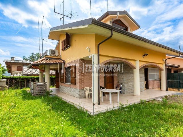 Case e ville in vendita di 170 m² in Via Cav. Pino Martino
