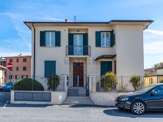 Case e ville in vendita di 170 m² in Via Celestino Rosatelli