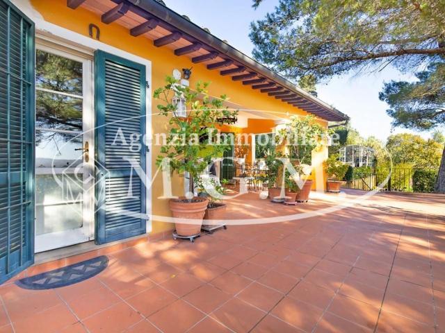 Case e ville in vendita di 170 m² in Via Crinale