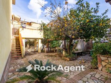 Case e ville in vendita di 170 m² in Via Angitola, 56