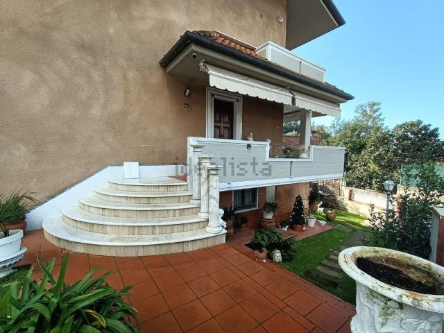 Case e ville in vendita di 170 m² in Via Bonascola, 35