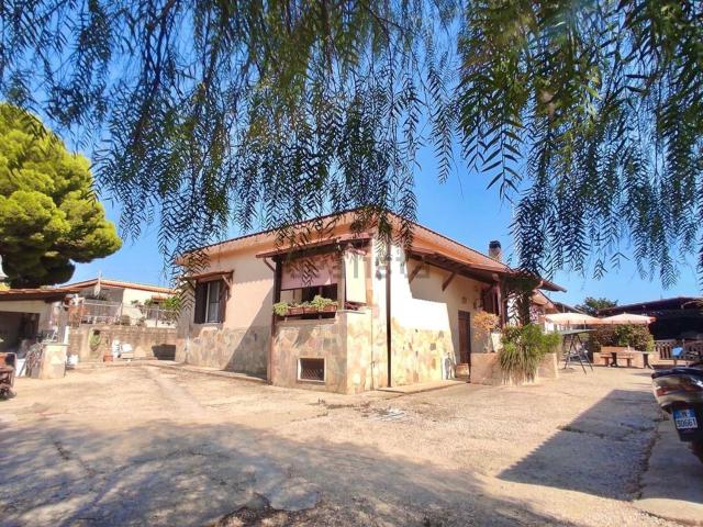 Case e ville in vendita di 170 m² in Via Braccianese Claudia, 84