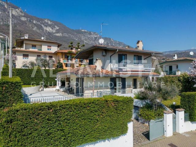 Case e ville in vendita di 170 m² in Via Giacomo Puccini