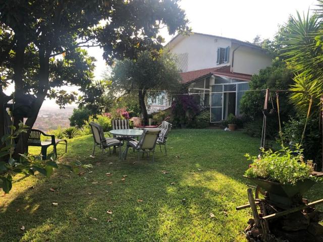 Case e ville in vendita di 170 m² in Via dei Colli
