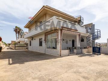 Case e ville in vendita di 170 m² in Via dei Fiordalisi, 50