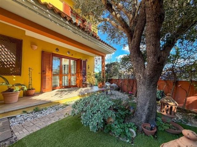 Case e ville in vendita di 170 m² in Via dei Pini