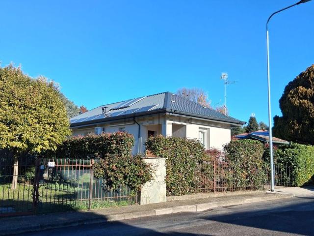 Case e ville in vendita di 170 m² in Via dei Tulipani, 12