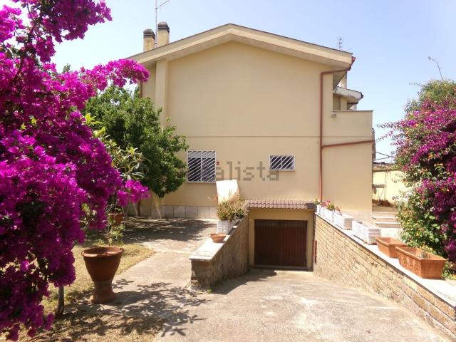 Case e ville in vendita di 170 m² in Via dei Tigli, 6