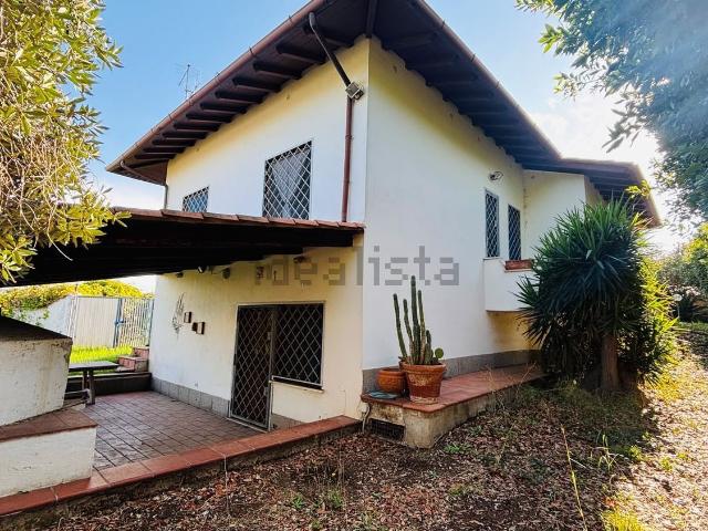 Case e ville in vendita di 170 m² in Via delle Ginestre, 12