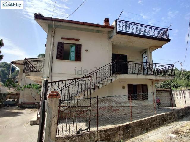 Case e ville in vendita di 170 m² in Via Esterna Sant&apos Elia