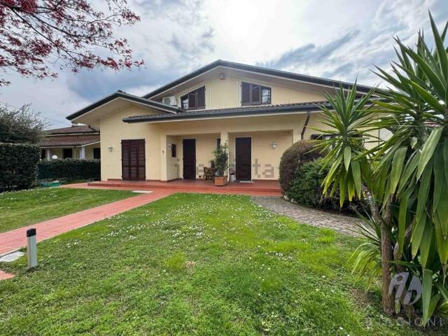 Case e ville in vendita di 170 m² in Via Lombardia, 74