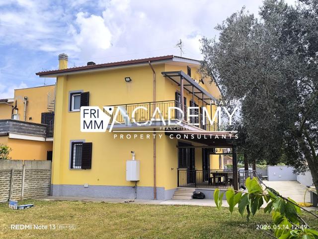 Case e ville in vendita di 170 m² in Via Lago di Bolsena, 14