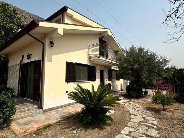 Case e ville in vendita di 170 m² in Via Madonna della Palomba, 12