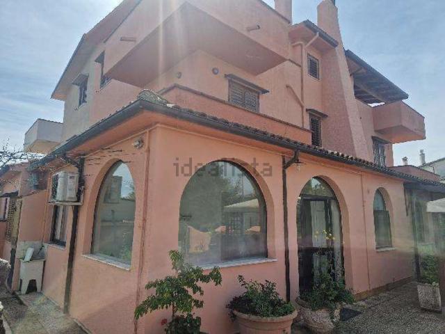 Case e ville in vendita di 170 m² in Via Nazionale