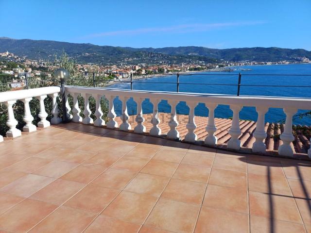 Case e ville in vendita di 170 m² in Via Sant&apos Elmo, 372