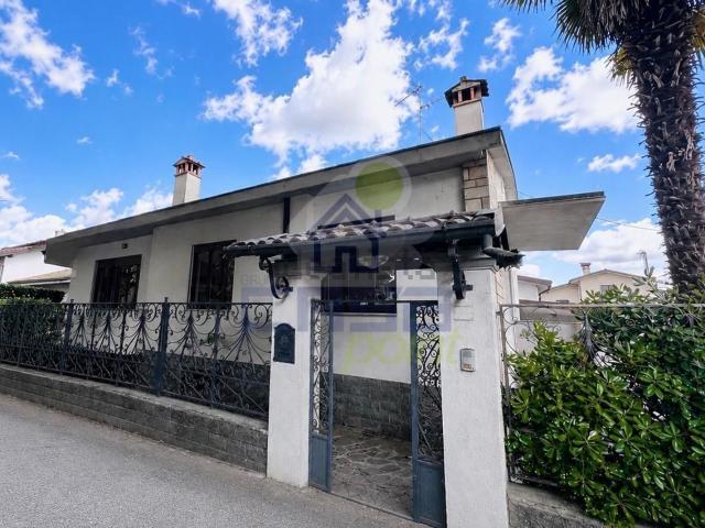 Case e ville in vendita di 170 m² in Via SANTA MARIA REGINA, 8