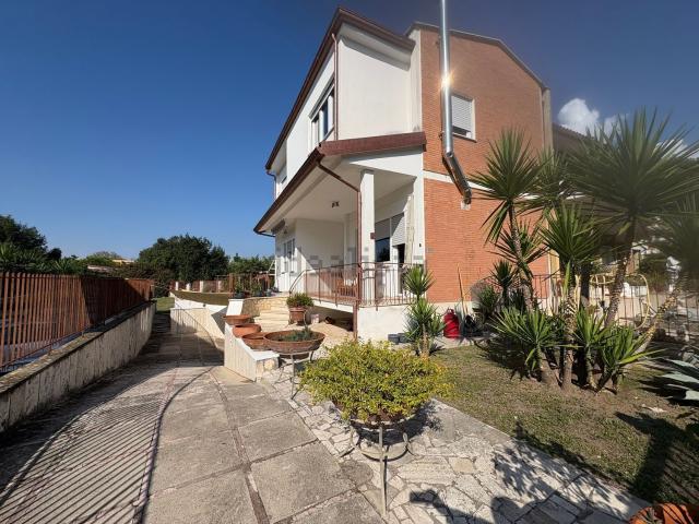 Case e ville in vendita di 170 m² in Via Sardegna, 15