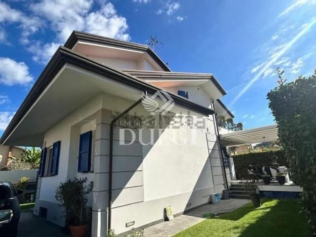 Case e ville in vendita di 170 m² in Via Sarzanese Nord, 5227