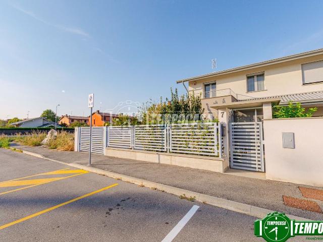 Case e ville in vendita di 170 m² in Via Spadolini