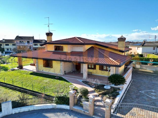 Case e ville in vendita di 170 m² in Via Padre P. Sacilotto, 6