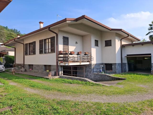 Case e ville in vendita di 170 m² in Via per Miasino
