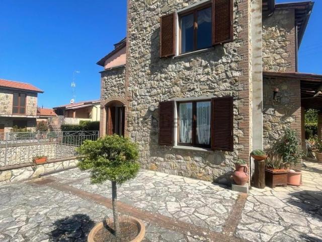 Case e ville in vendita di 170 m² in Via Piantasala, 25