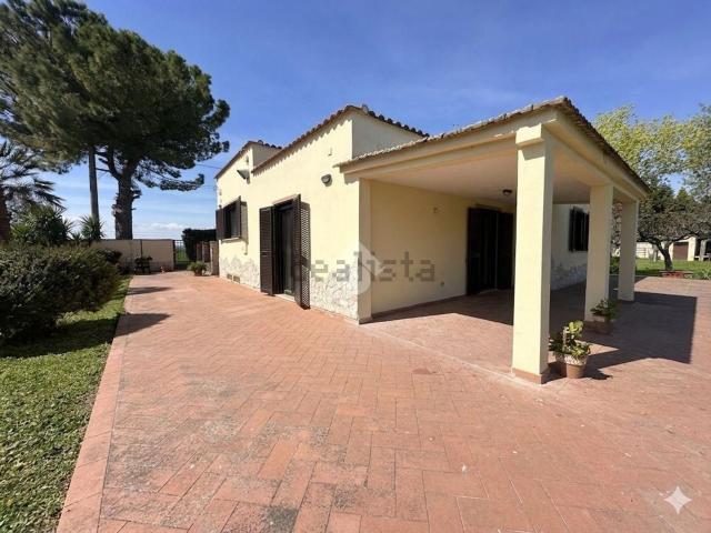 Case e ville in vendita di 170 m² in Via Trinitapoli