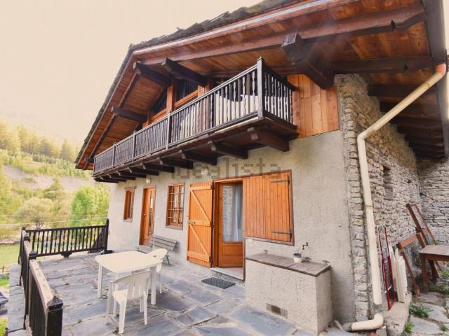 Case e ville in vendita di 170 m² in Via Vecchia per Cesana