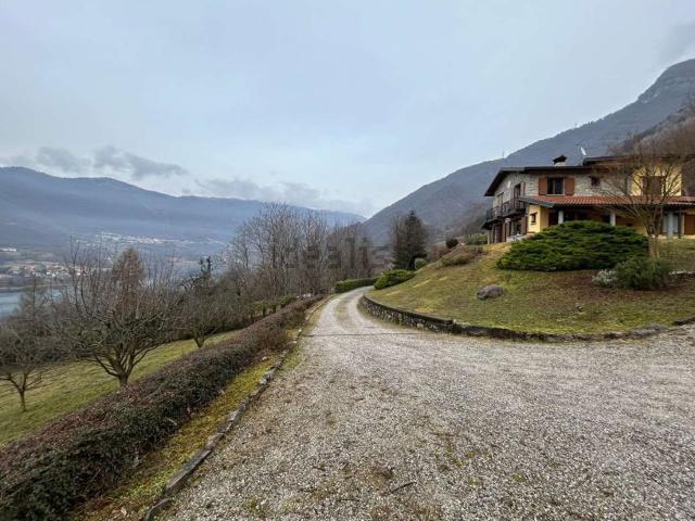 Case e ville in vendita di 170 m² in Via Vidalba