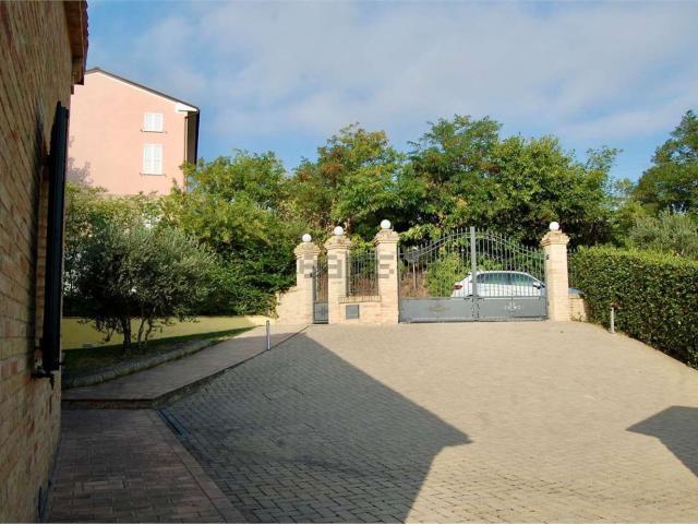 Case e ville in vendita di 170 m² in Via Vignali Bagnere, 33
