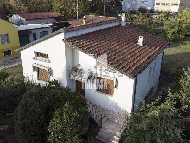 Case e ville in vendita di 171 m² in Via II Giugno, 24