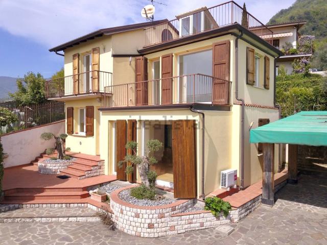 Case e ville in vendita di 171 m² in Via Renzano