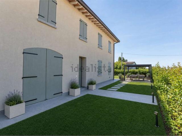 Villetta bifamiliare in vendita di 172 m² in Via Morbidina di cortile, 1