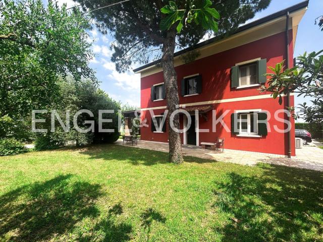 Case e ville in vendita di 172 m² in Via C.Colombo, 75
