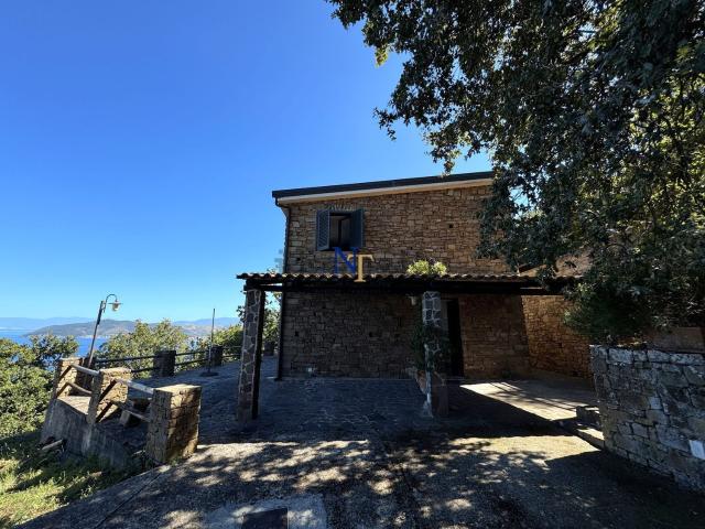 Case e ville in vendita di 172 m² in Via Catarozze