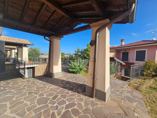 Case e ville in vendita di 172 m² in Via Carlo Carrà