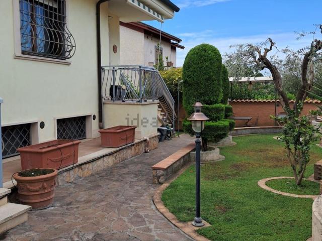 Case e ville in vendita di 172 m² in Via Avetrana