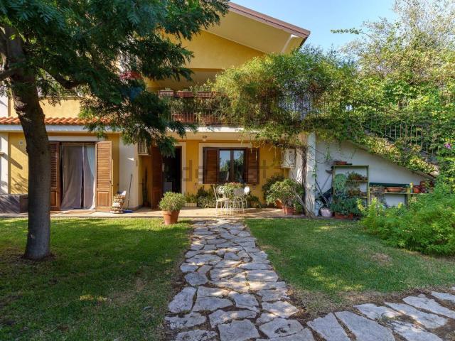 Case e ville in vendita di 172 m² in Via dei Gelsomini, 16