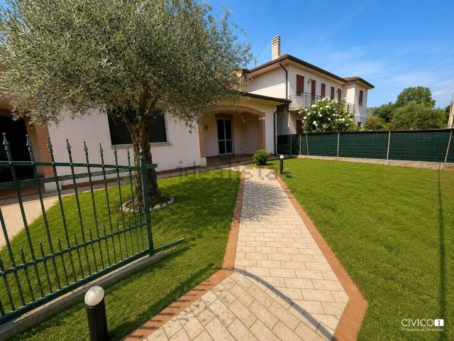 Case e ville in vendita di 172 m² in Via Stradone, 109