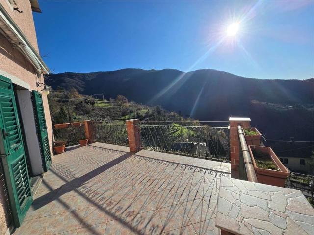 Case e ville in vendita di 172 m² in Via Perlezzi Sopralacroce