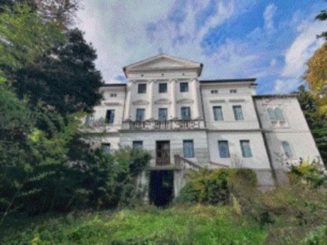 Case e ville in vendita di 172 m² in Via Udine