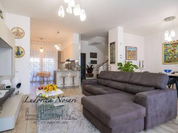 Case e ville in vendita di 173 m² in Via Oriana Fallaci