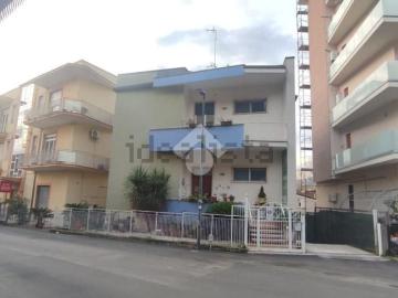 Case e ville in vendita di 173 m² in Via Volturno, 2