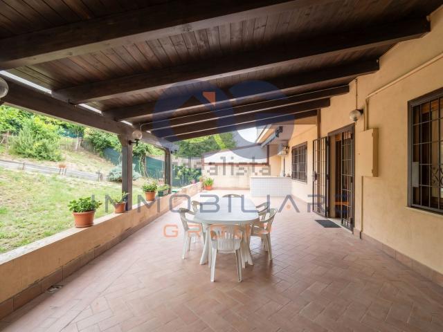 Case e ville in vendita di 174 m² in Via 2 Agosto 1980, 21