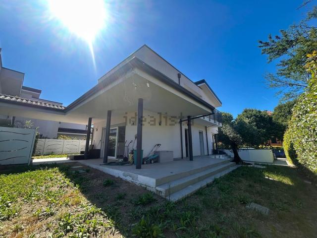 Case e ville in vendita di 174 m² in Via Bergamo