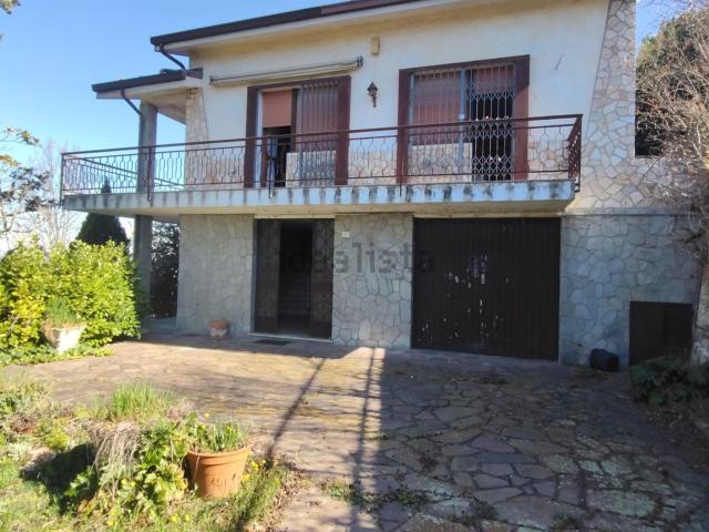 Case e ville in vendita di 174 m² in Via Dottor Giuseppe Ollino, 57